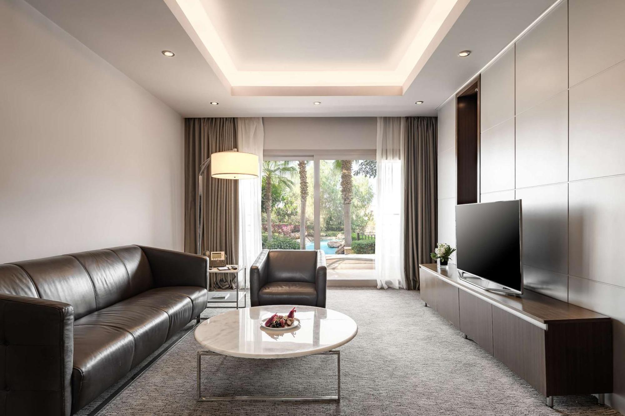 Dusit Thani Lakeview 5* Cairo