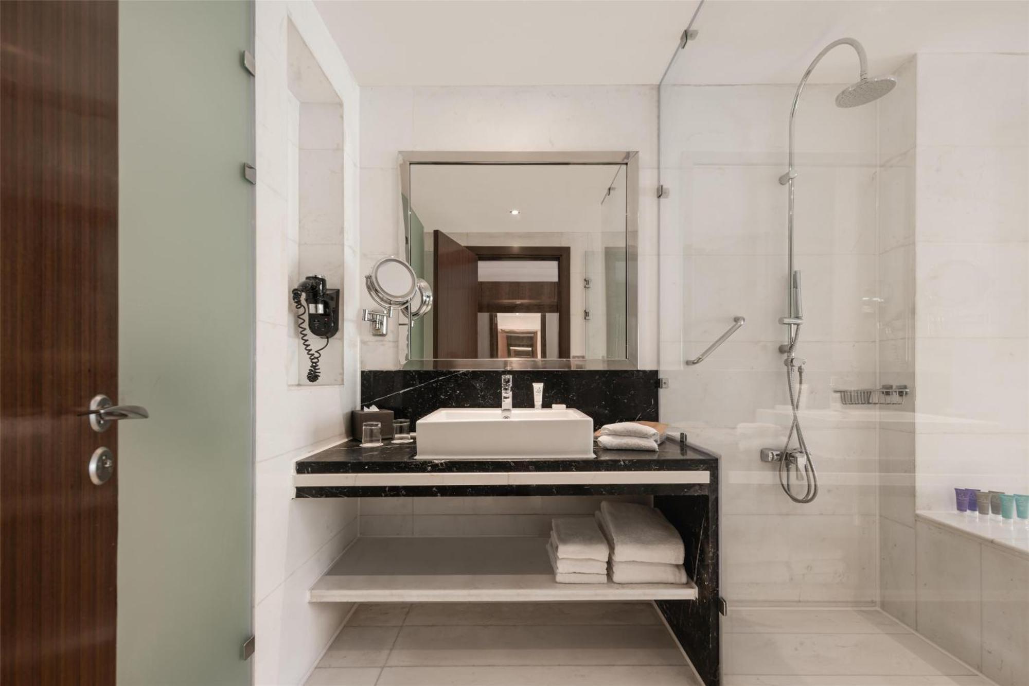 Dusit Thani Lakeview Готель