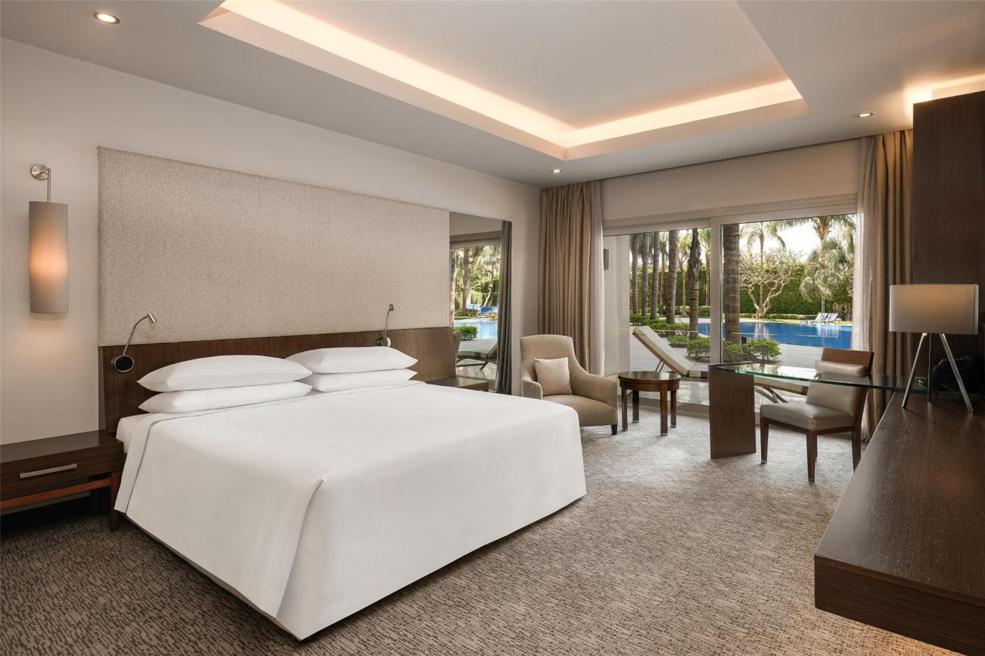 Готель Dusit Thani Lakeview Каїр