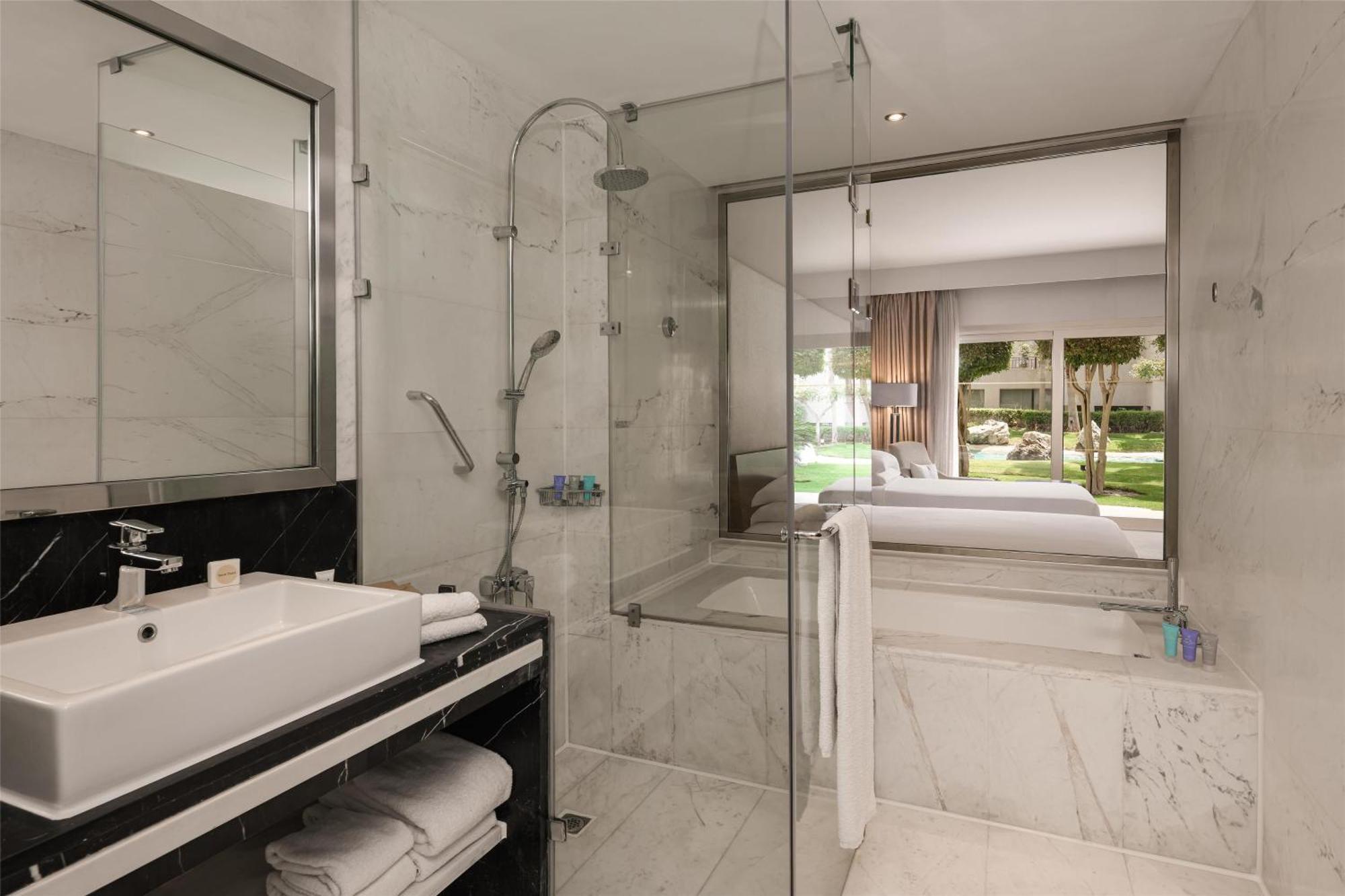 Dusit Thani Lakeview Готель Каїр