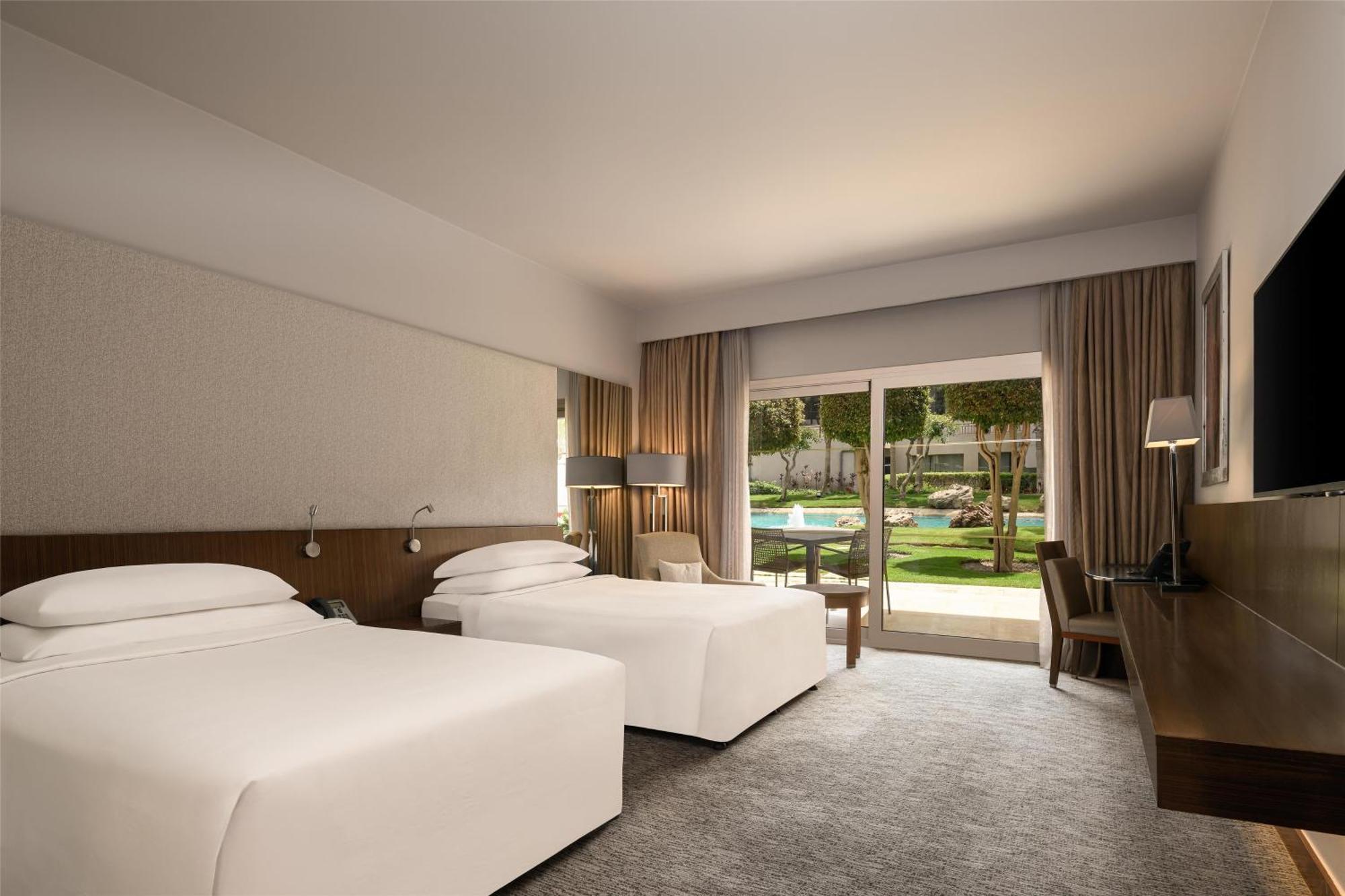 Готель Dusit Thani Lakeview Каїр