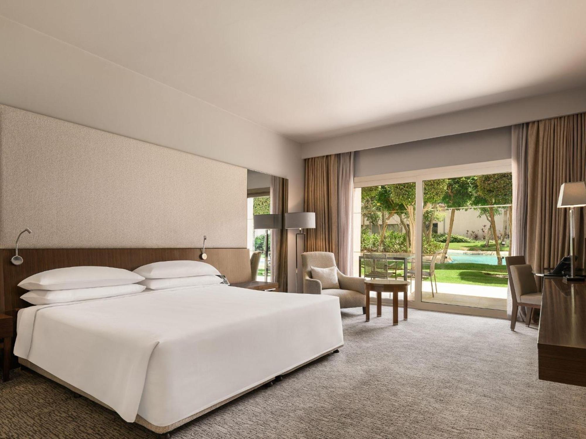 Готель Dusit Thani Lakeview