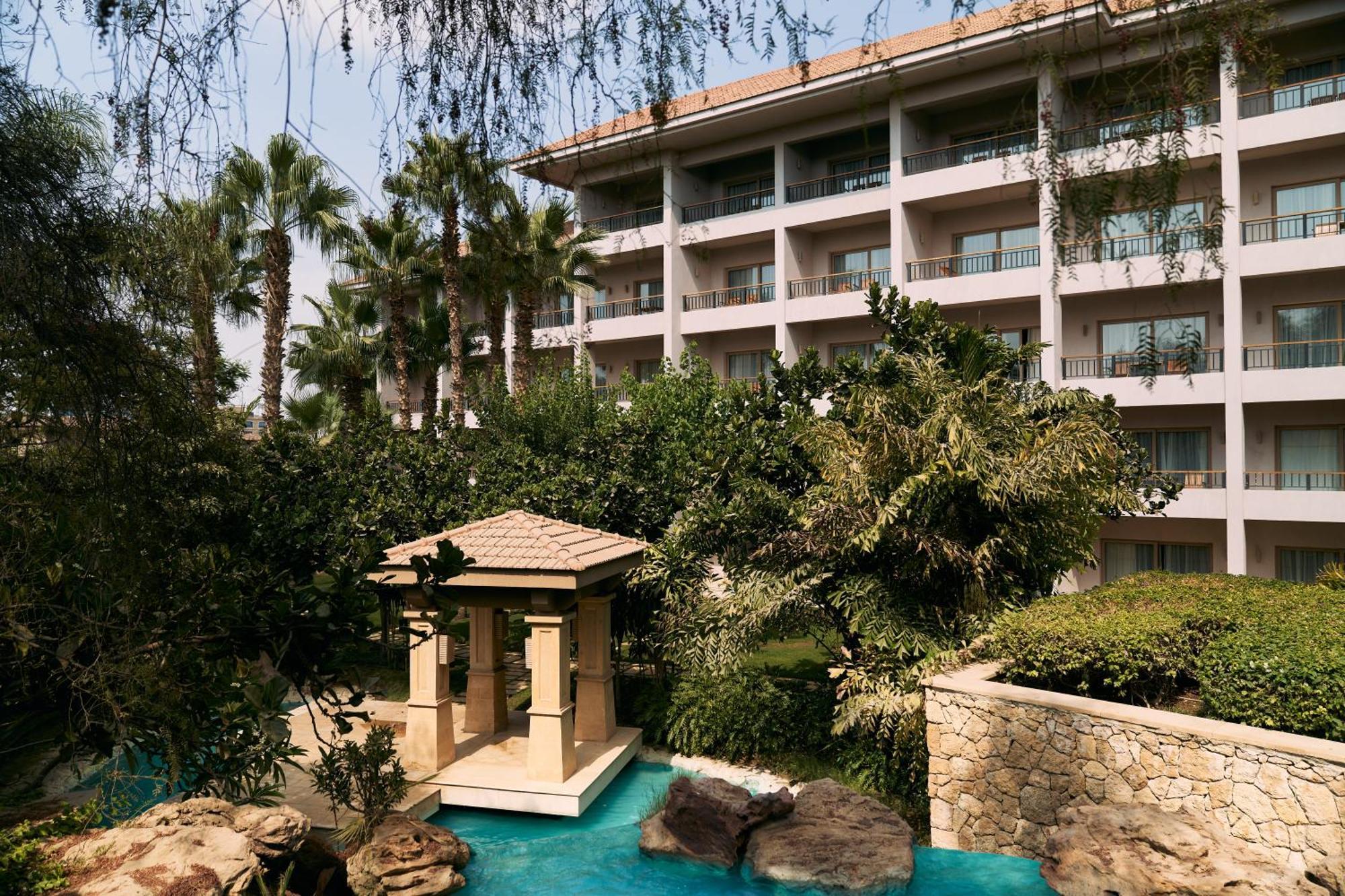 Szálloda Dusit Thani Lakeview Kairó