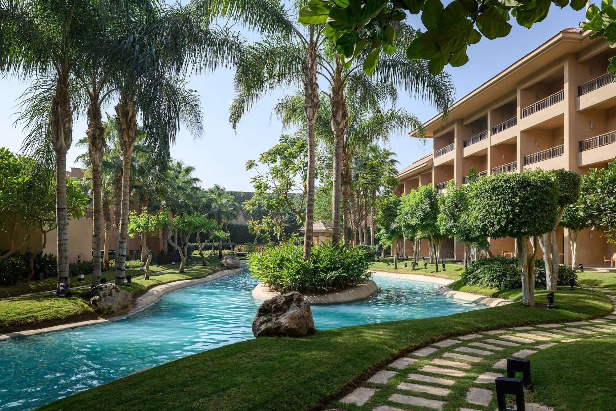 Dusit Thani Lakeview 5*
